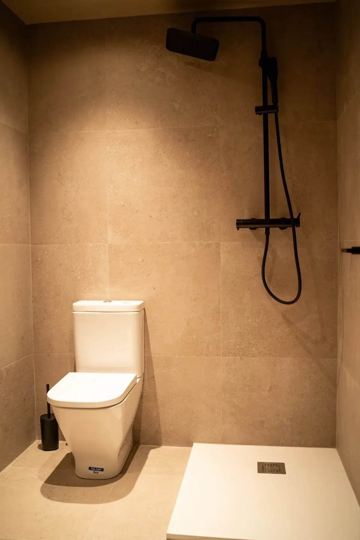 Baño con ducha de obra de la residencia universitaria en Valencia