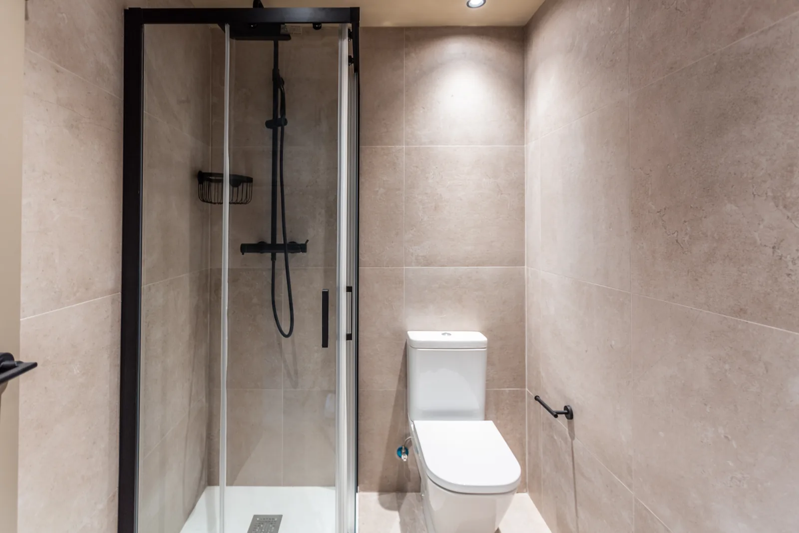 Baño privado de la habitación Tipo B en los apartamentos para estudiantes de 87 Llaves en Valencia