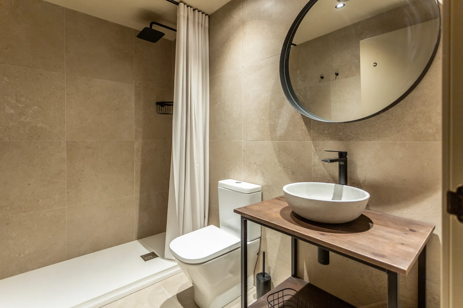 Baño privado de la habitación Tipo C en los apartamentos para estudiantes de 87 Llaves en Valencia