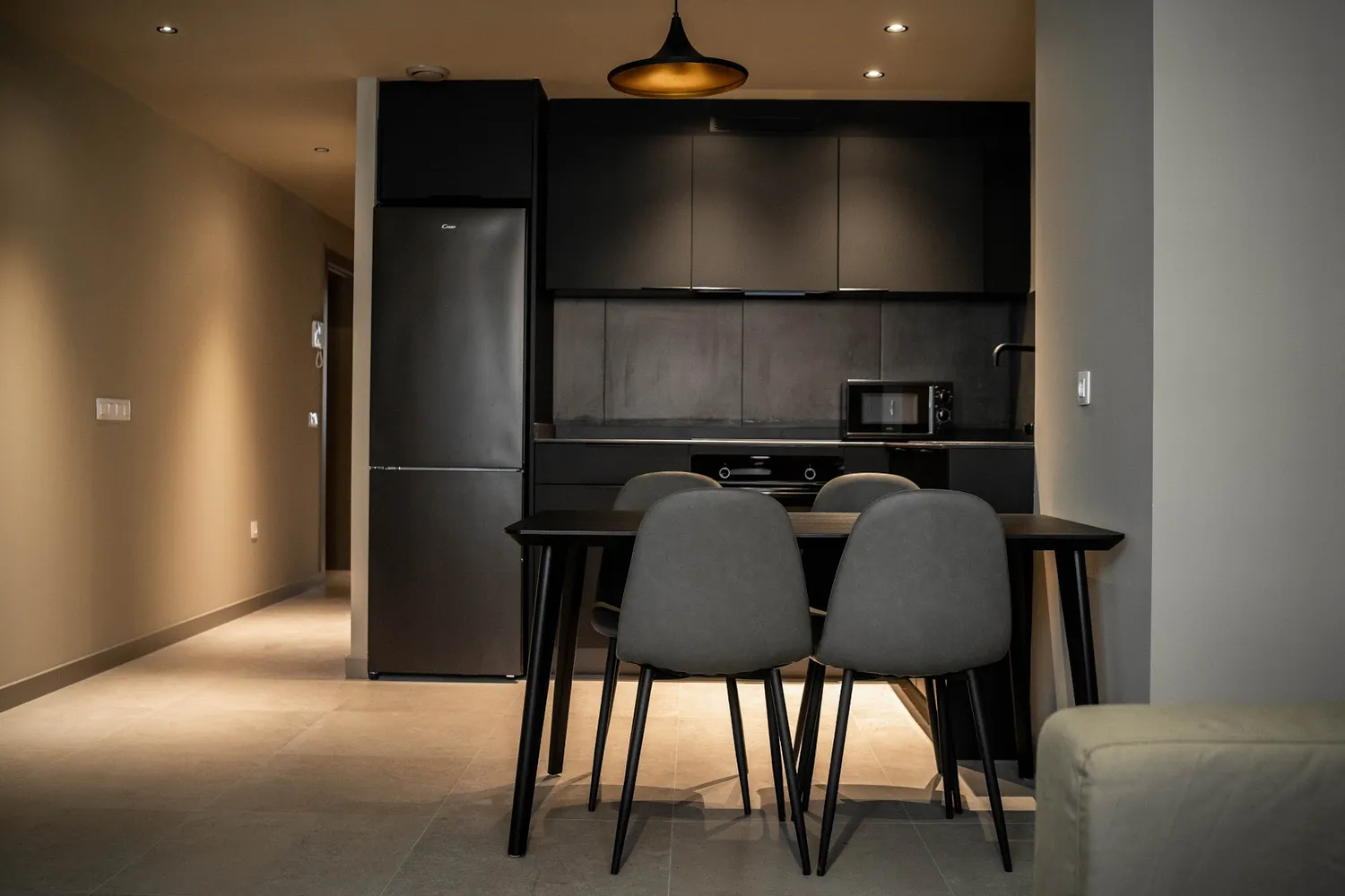 Cocina con mesa de comedor de la residencia universitaria en Valencia