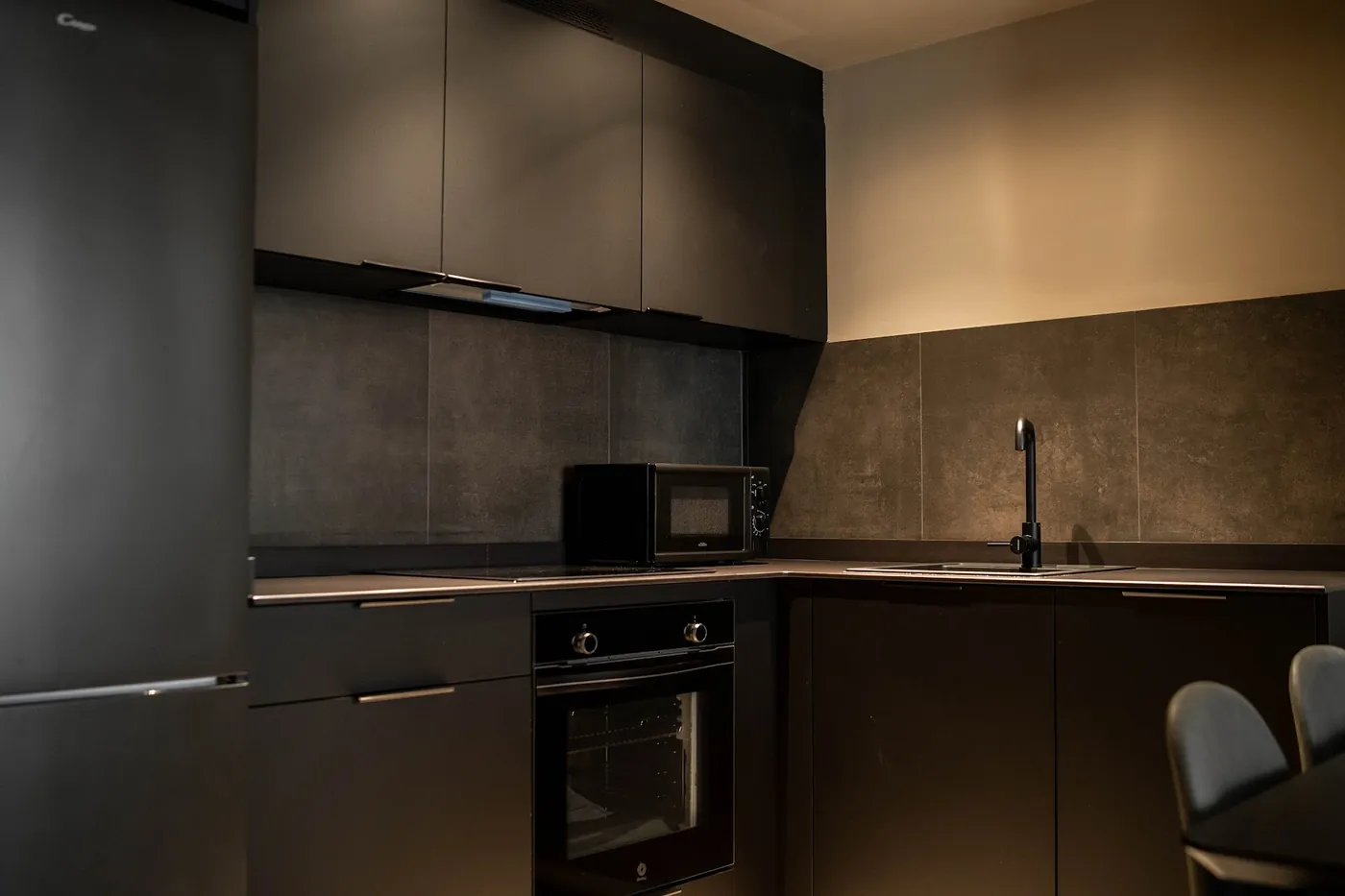 Horno, placa y microondas de la cocina de la residencia en Valencia