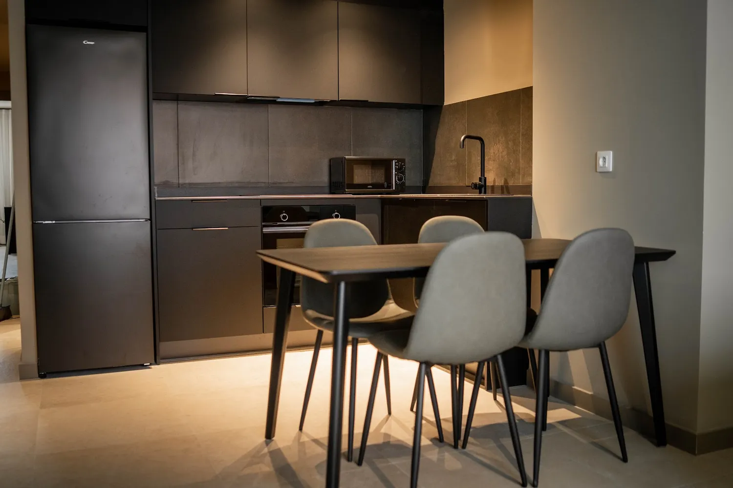 Cocina equipada de la zona común de la residencia de estudiantes en Valencia