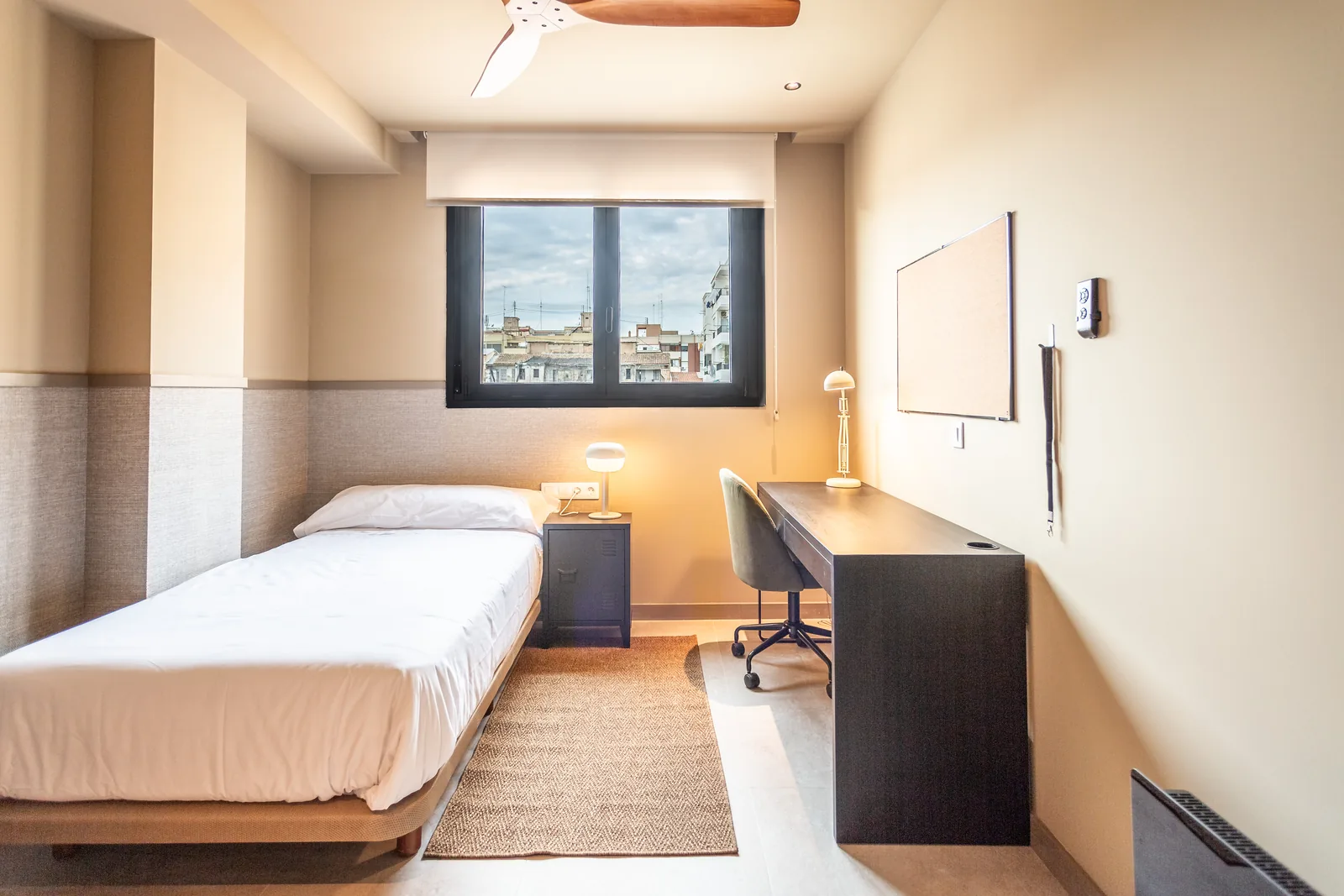 Zona de estudio de una habitación para estudiantes en Valencia