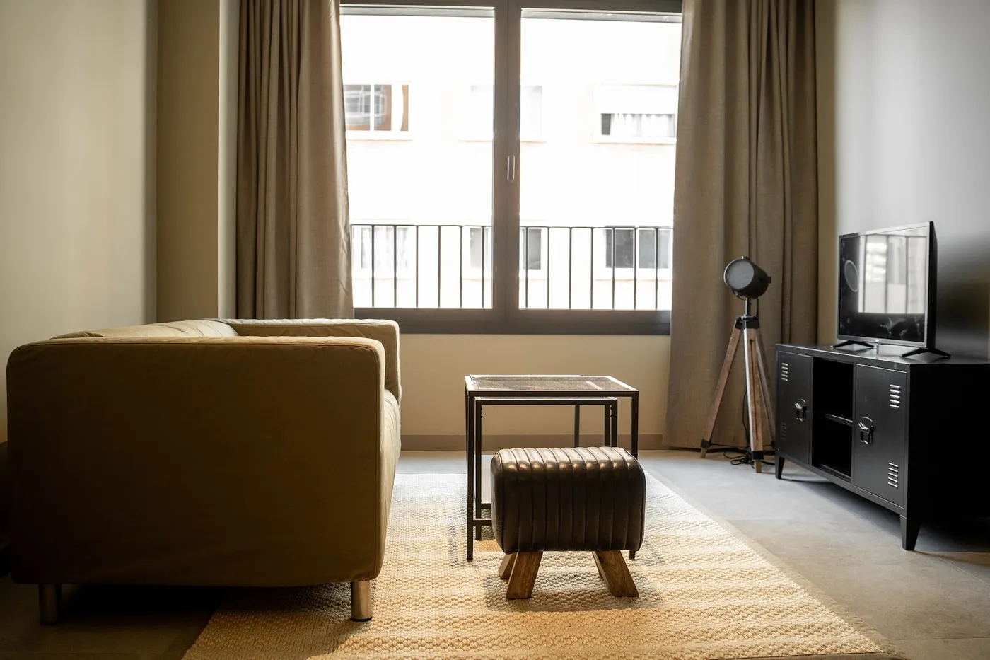 Zona de estar con televisión en la residencia universitaria en Valencia