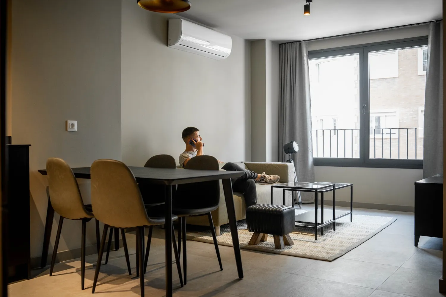 Salón con sofá y televisión de la residencia de estudiantes en Valencia