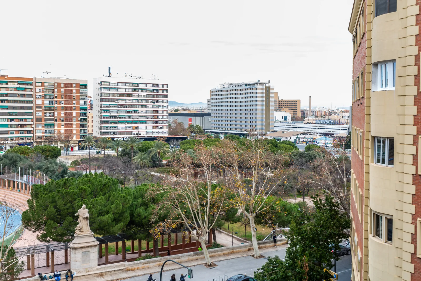 Vistas al jardín del Turia desde una habitación de los apartamentos para estudiantes en Valencia